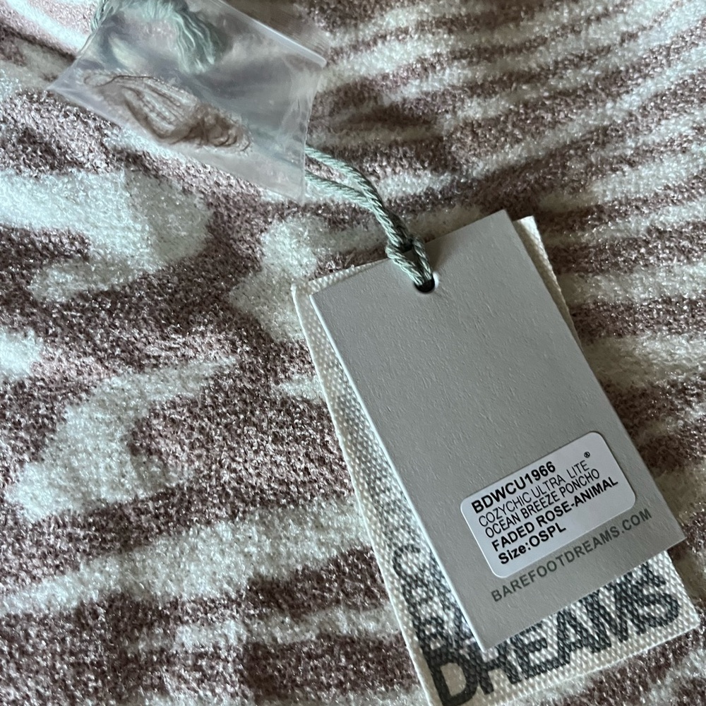 NWT Barefoot Dreams CozyChic Ultra Lite Animal Print Poncho One Size - Picture 3 of 5